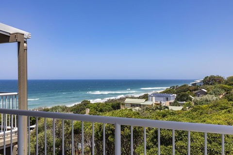 Wake Up To Ocean Views In Stylish Comfort - Accommodation Bookings 0