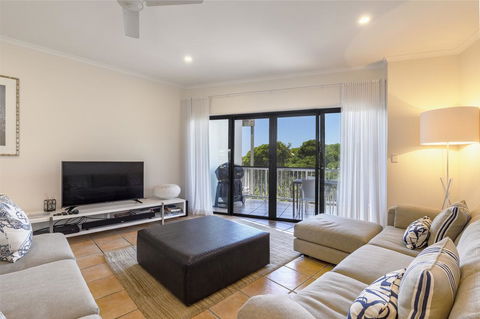 Wake Up To Ocean Views In Stylish Comfort - Accommodation Bookings 2
