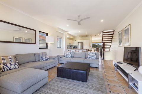 Wake Up To Ocean Views In Stylish Comfort - Accommodation Bookings 1