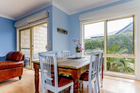 WALKIN ON SUNSHINE - STROLL TO BEACH BREAK - Accommodation Bookings 1