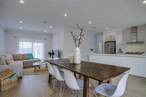 Water Edge Sensation - Accommodation Bookings 0