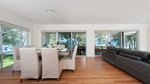Waterfront Serenity - Luxury Home With Grand Views - Accommodation Bookings 3