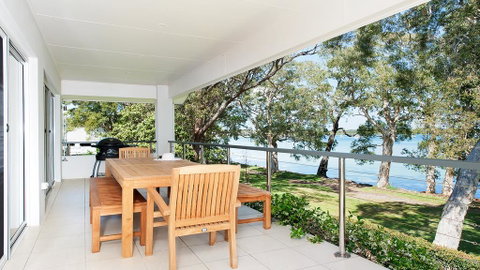 Waterfront Serenity - Luxury Home With Grand Views - Accommodation Bookings 2