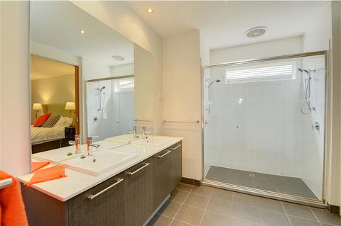 Newington Lakehouse - Accommodation Bookings 10