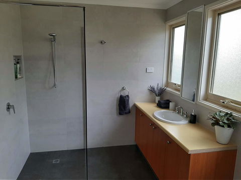 Elevated Holiday House Overlooks Tranquil Wetlands - Accommodation Bookings 3