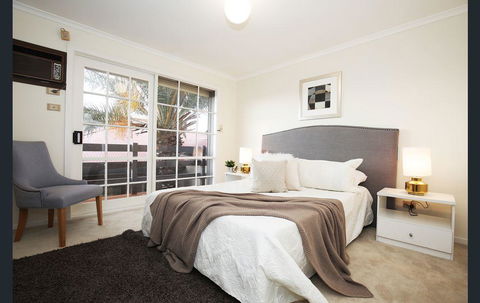 The Gallery Hours - Accommodation Bookings 0