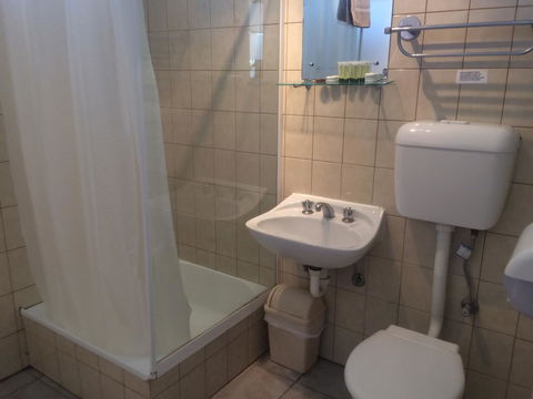 Ambassador Motor Inn - Accommodation Bookings 2