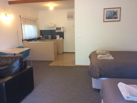 Ambassador Motor Inn - Accommodation Bookings 7