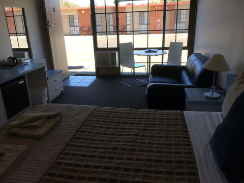 Ambassador Motor Inn - Accommodation Bookings 24