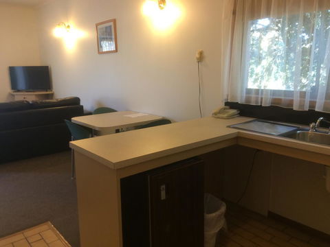 Ambassador Motor Inn - Accommodation Bookings 6