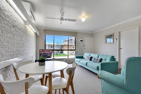 Hybiscus Waterfront Apartments - Accommodation Bookings 17