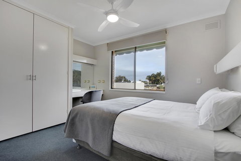 Hybiscus Waterfront Apartments - Accommodation Bookings 14