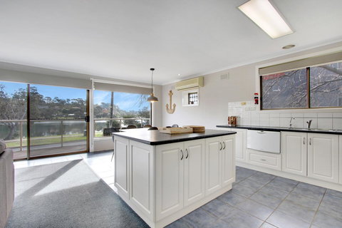 Hybiscus Waterfront Apartments - Accommodation Bookings 7