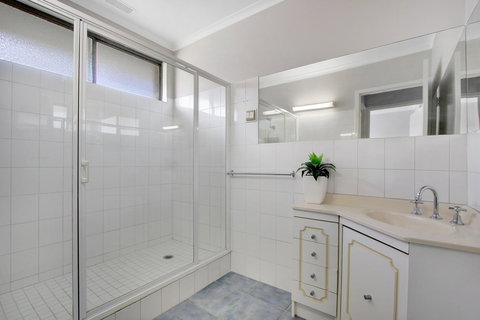 Hybiscus Waterfront Apartments - Accommodation Bookings 10
