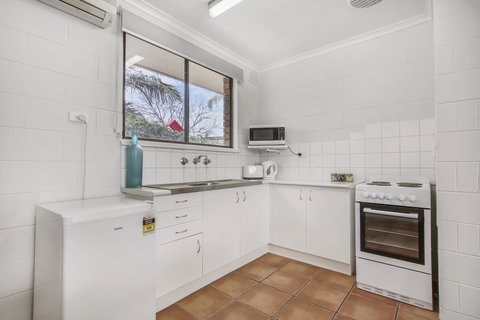 Hybiscus Waterfront Apartments - Accommodation Bookings 24