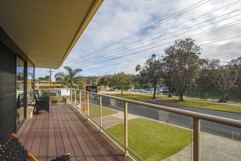 Hybiscus Waterfront Apartments - Accommodation Bookings 3
