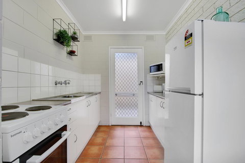 Hybiscus Waterfront Apartments - Accommodation Bookings 16