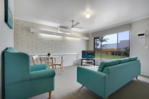 Hybiscus Waterfront Apartments - Accommodation Bookings 18