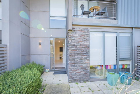 Stylish 3 Bedroom Townhouse - Free Parking - Accommodation Bookings 0