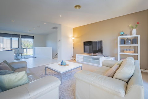 Stylish 3 Bedroom Townhouse - Free Parking - Accommodation Bookings 1