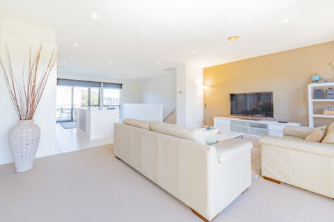 Stylish 3 Bedroom Townhouse - Free Parking - Accommodation Bookings 4