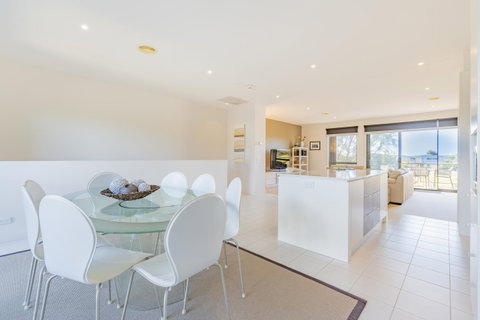 Stylish 3 Bedroom Townhouse - Free Parking - Accommodation Bookings 14