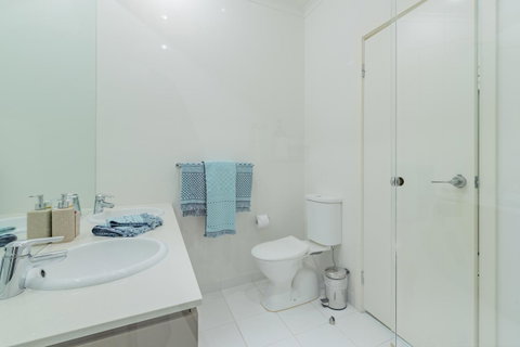 Stylish 3 Bedroom Townhouse - Free Parking - Accommodation Bookings 18