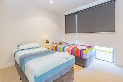 Stylish 3 Bedroom Townhouse - Free Parking - Accommodation Bookings 8