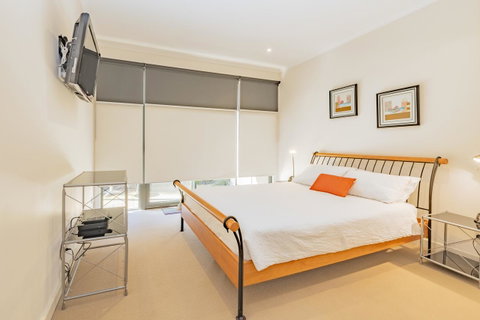 Stylish 3 Bedroom Townhouse - Free Parking - Accommodation Bookings 19