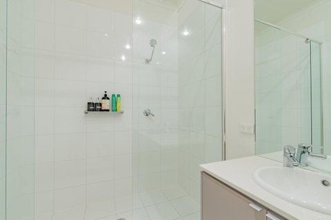 Stylish 3 Bedroom Townhouse - Free Parking - Accommodation Bookings 17