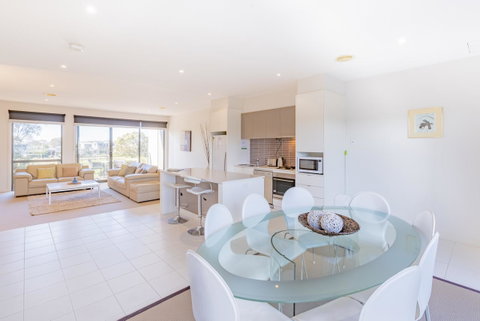 Stylish 3 Bedroom Townhouse - Free Parking - Accommodation Bookings 2