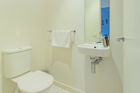 Stylish 3 Bedroom Townhouse - Free Parking - Accommodation Bookings 22