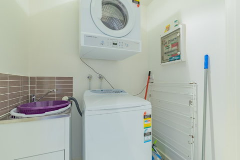 Stylish 3 Bedroom Townhouse - Free Parking - Accommodation Bookings 21