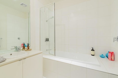 Stylish 3 Bedroom Townhouse - Free Parking - Accommodation Bookings 23