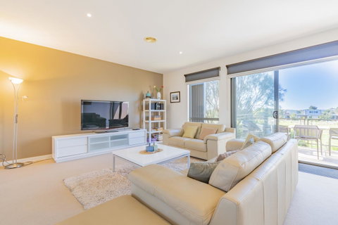 Stylish 3 Bedroom Townhouse - Free Parking - Accommodation Bookings 9