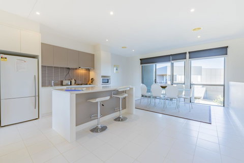 Stylish 3 Bedroom Townhouse - Free Parking - Accommodation Bookings 3