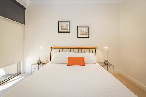 Stylish 3 Bedroom Townhouse - Free Parking - Accommodation Bookings 6