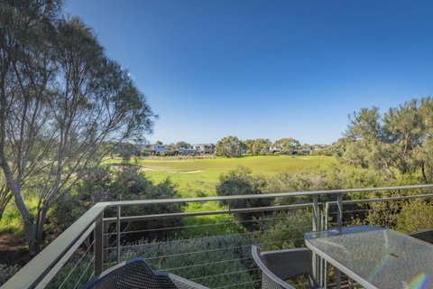 Stylish 3 Bedroom Townhouse - Free Parking - Accommodation Bookings 12