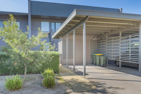 Stylish 3 Bedroom Townhouse - Free Parking - Accommodation Bookings 24