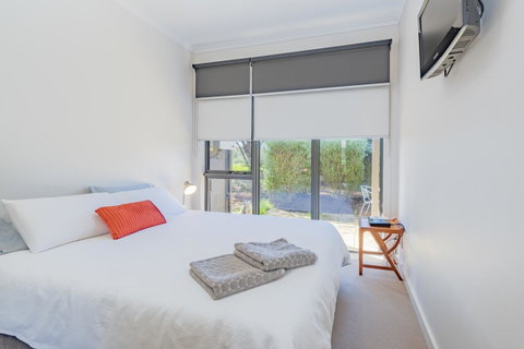 Stylish 3 Bedroom Townhouse - Free Parking - Accommodation Bookings 7