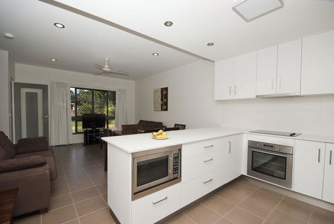 Woodville Beach Townhouse 6 - Accommodation Bookings 4
