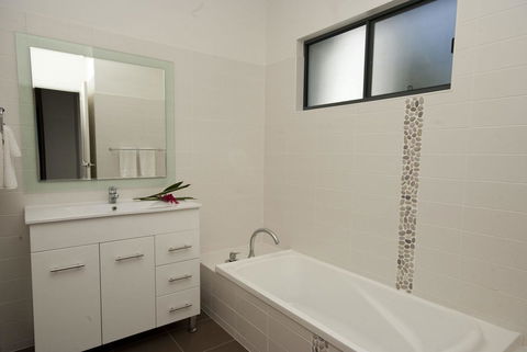 Woodville Beach Townhouse 6 - Accommodation Bookings 9