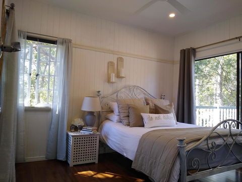 Lake Weyba Noosa Lodge & Kangaroos - Accommodation Bookings 1