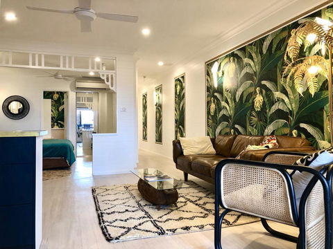 NOMAD - Luxe Apartment - Accommodation Bookings 24