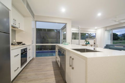 Pool Resort Port Douglas - Accommodation Bookings 40