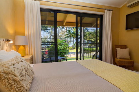 Number 2 On The Beach | Beautiful Beachfront Villa - Accommodation Bookings 13