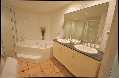 Cayman Villas Port Douglas - Accommodation Bookings 12