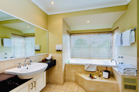 Ambassador On Ruthven - Accommodation Bookings 21