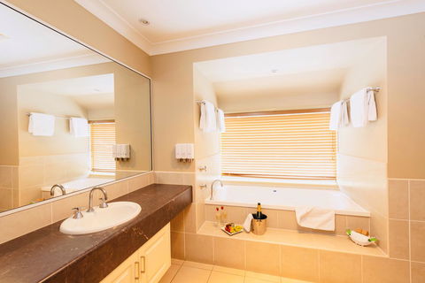 Ambassador On Ruthven - Accommodation Bookings 8