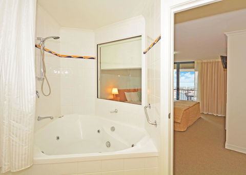 Mantra Hervey Bay - Accommodation Bookings 24